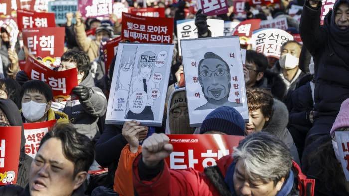 Los manifestantes realizan una protesta exigiendo el juicio político del presidente surcoreano Yoon Suk Yeol fuera de la Asamblea Nacional en Seúl, Corea del Sur, 14 de diciembre de 2024.