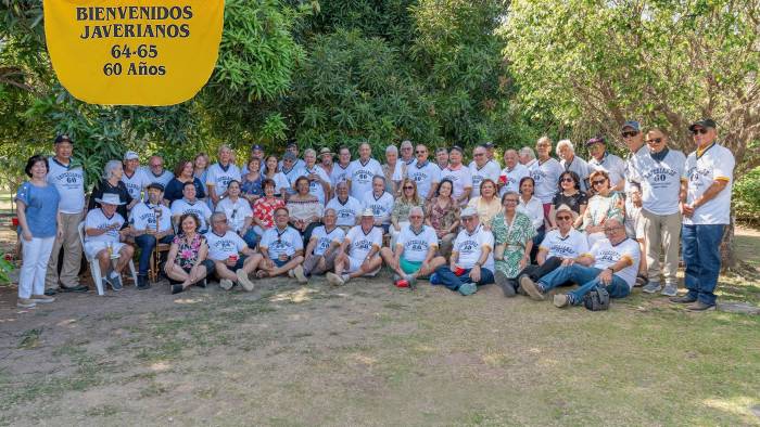 El grupo javeriano junto a sus esposas.