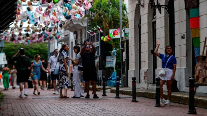 Turistas transitan la calle de los sombreros en el Casco Viejo, en la ciudad de Panamá.