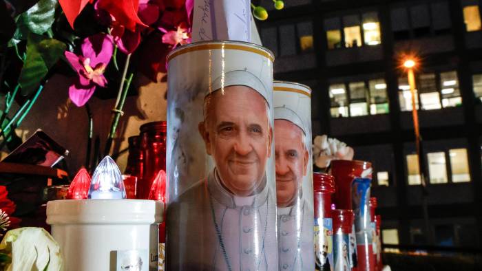 Velas y flores frente al hospital Gemelli de Roma donde está ingresado el papa Francisco.