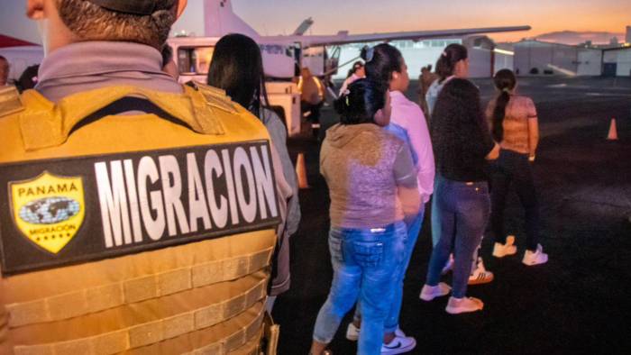 Se observa una disminución de 205 mil 519 personas, lo que representa una reducción de 41% en el flujo migratorio.