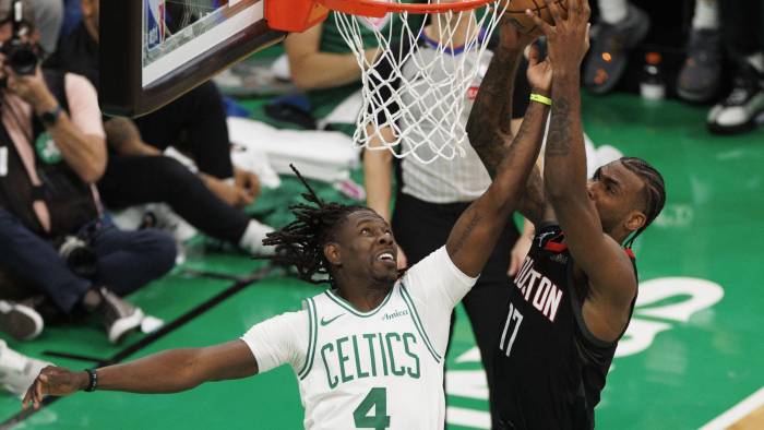 El escolta de los Boston Celtics, Jrue Holiday (izq.), y el ala-pívot de los Houston Rockets, Tari Eason.