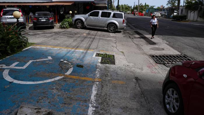 Vehículo obstruyendo el acceso a un estacionamiento destinado a personas con discapacidad.