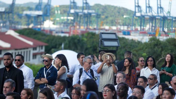 Panameños asisten a las celebraciones de los 25 años del traspaso del Canal a manos panameñas.