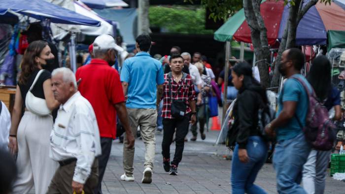 El desempleo afecta a la economía ya que se asocia con el menor flujo de dinero, pues se reduce el gasto de los consumidores, un motor clave del crecimiento económico.