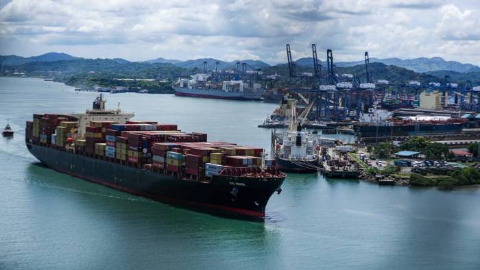 El Canal de Panamá tiene la capacidad de recibir buques neopanamax y panamax.