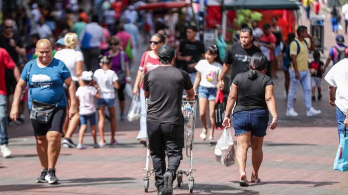 Personas caminan por una avenida de la ciudad de Panamá, país que también fue analizado por la Cepal.