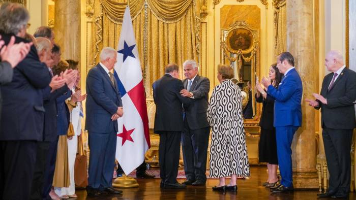 Mulino y González Urrutia en su primer encuenro en el Salón Amarillo del Palacio de Las Garzas.