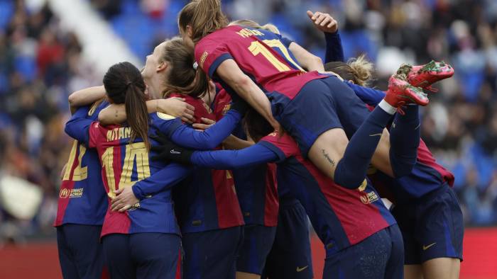 Las jugadoras del FC Barcelona celebran el gol de Patri Guijarro (4-0), durante la final de la Supercopa femenina de fútbol que disputaron el FC Barcelona y Real Madrid.