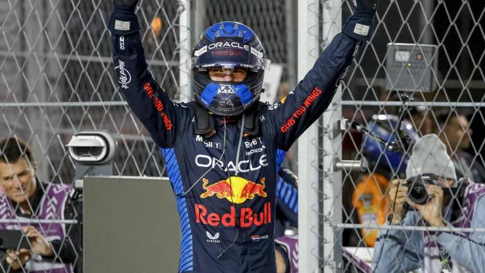 Max Verstappen festeja la consecución del campeonato mundial de Fórmula Uno.