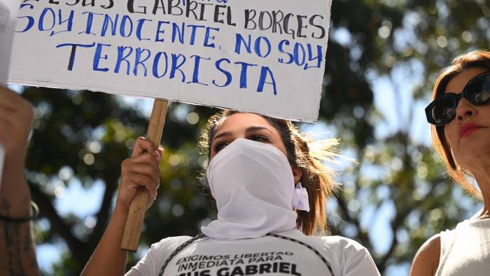 Un familiar de una persona detenida durante las protestas posteriores a las disputadas elecciones presidenciales del 28 de julio participa en una manifestación exigiendo su liberación frente a la Fiscalía General en Caracas.