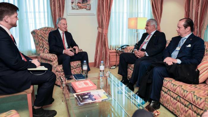 El presidente, José Raúl Mulino, reunido con el exprimer ministro británico Tony Blair, en el Foro Económico Mundial de Davos, en Suiza.