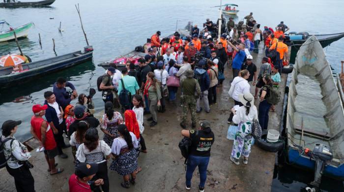 A lo largo de este lunes, el Senafront y el Senan han ayudado a los habitantes de la isla de Gardí Sugdub a movilizar sus pertenencias.