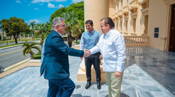 El ministro de la Presidencia, Juan Carlos Orillac (Izq.) es recibido por su homólogo dominicano José Paliza.