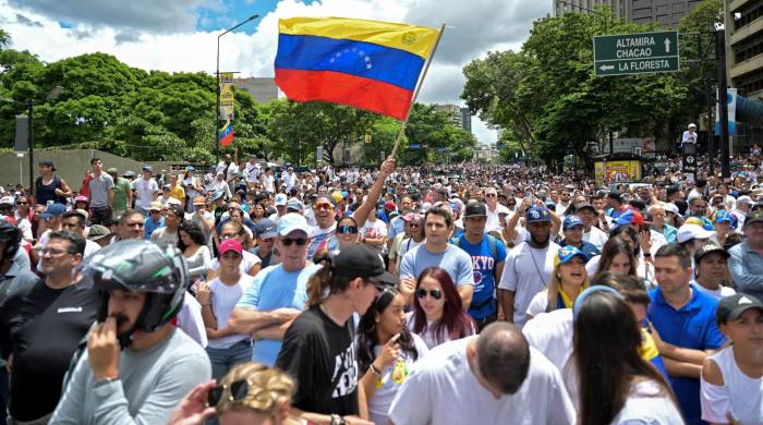 Opositores al presidente venezolano Nicolás Maduro participan en una manifestación convocada por el candidato presidencial Edmundo González Urrutia y la líder opositora María Corina Machado.