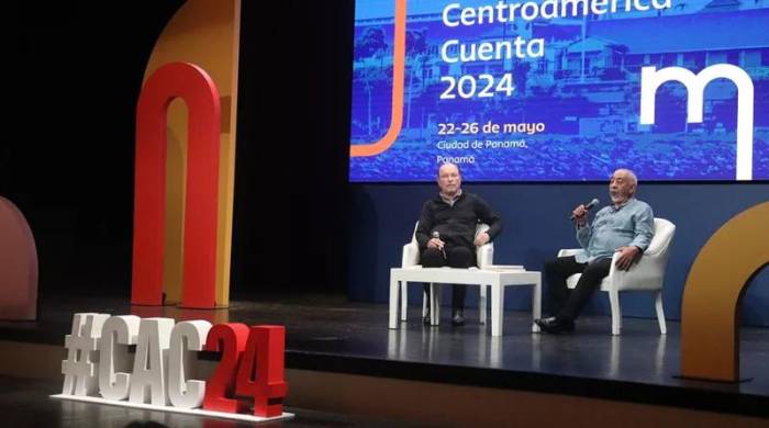 El panameño Rubén Blades y el cubano Leonardo Padura durante el conversatorio que dio inicio a Centroamérica Cuenta en la ciudad de Panamá.