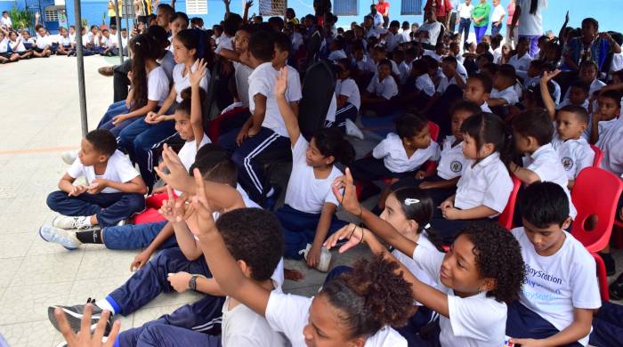 Alrededor de 30.000 estudiantes panameños reciben este programa actualmente.