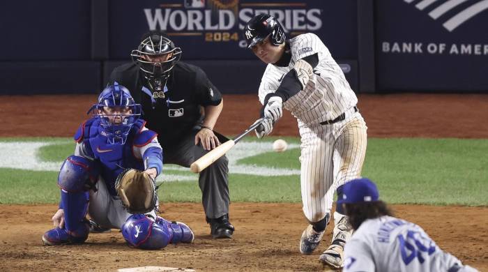 Anthony Volpe de los Yankees de Nueva York conecta un doblete durante la octava entrada del cuarto juego de la Serie Mundial de las Grandes Ligas de Béisbol (MLB).