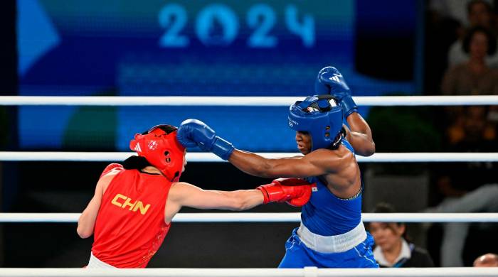 Li Qian (i.) y Atheyna Bylon en un combate durante los Juegos Olímpicos París 2024.