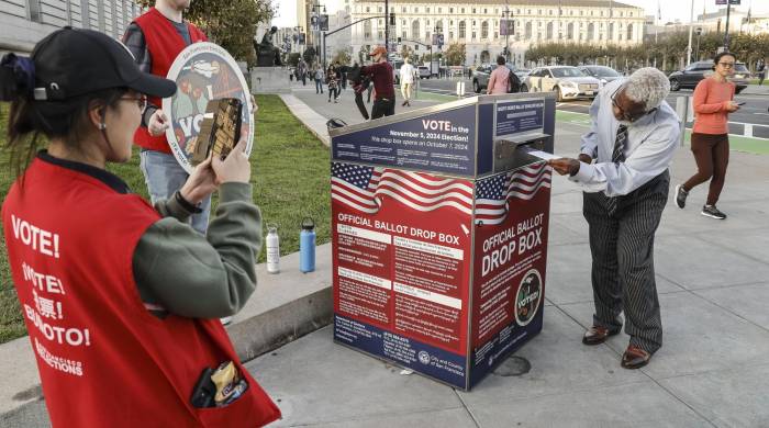 Votantes emiten sus votos en una urna el día de las elecciones fuera del Ayuntamiento de San Francisco, California.