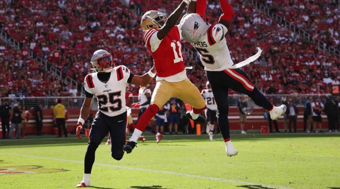 Jabrill Peppers (Der.) de los New England Patriots, durante un partido contra los San Francisco 49ers.