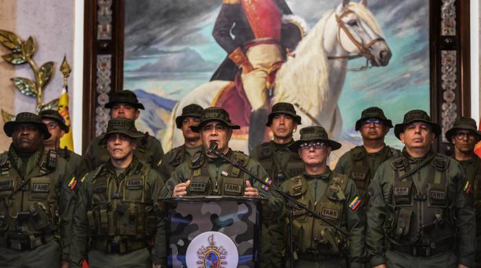 El ministro de Defensa de Venezuela, Vladimir Padrino López (centro), habla durante una conferencia de prensa en Caracas el 30 de julio de 2024.