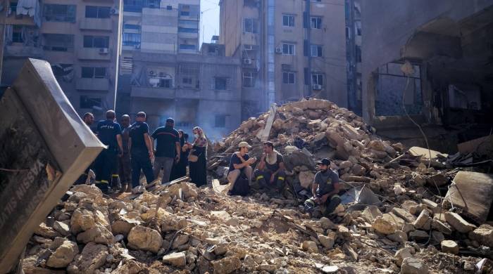 Escombros de un edificio colapsado tras un ataque de Israel ayer en el barrio de Basta de Beirut.