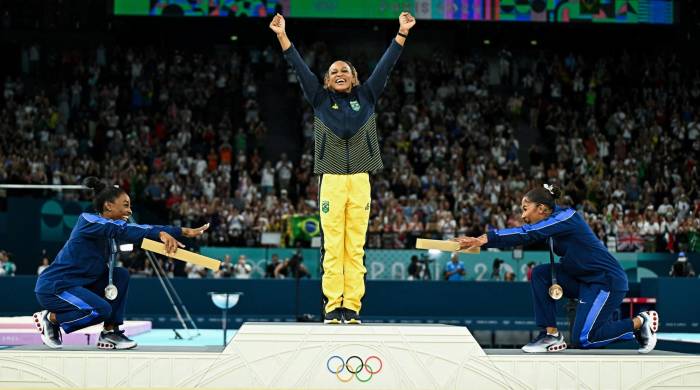 Simone Biles reconoce la medalla de oro de la brasileña Rebeca Andrade.