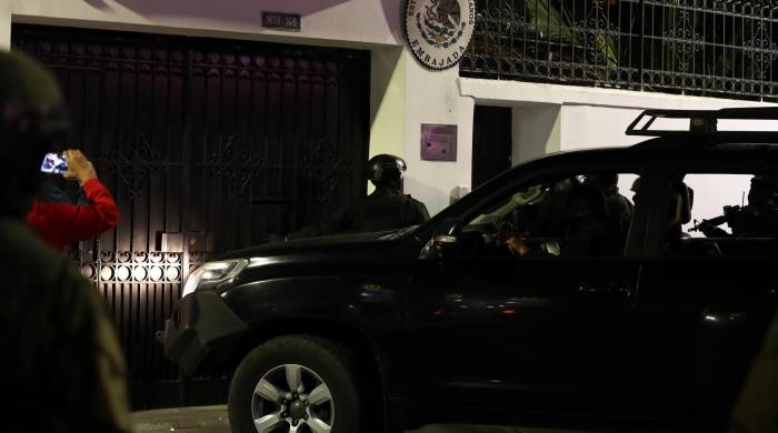 Integrantes de un cuerpo élite de la Policía ecuatoriana irrumpen en la Embajada de México en Quito para detener al exvicepresidente Jorge Glas.