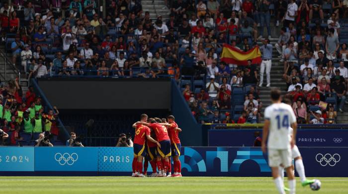El equipo de España celebrando uno de los goles ante Uzbekistán.