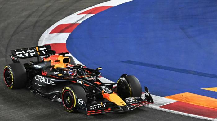 Max Verstappen conduciendo el monoplaza de Red Bull durante el Gran Premio de Singapur.