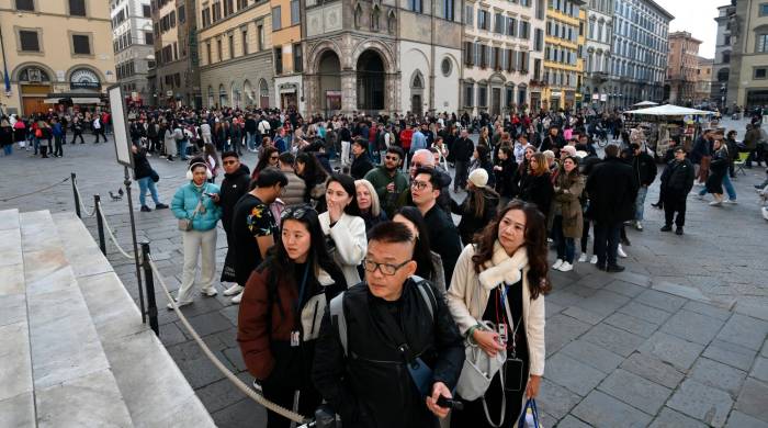Los turistas hacen cola para entrar al Duomo de Florencia, el 15 de febrero de 2024.
