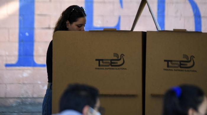 Una mujer vota durante las elecciones presidenciales y legislativas en un colegio electoral de San Salvador el 4 de febrero de 2024.