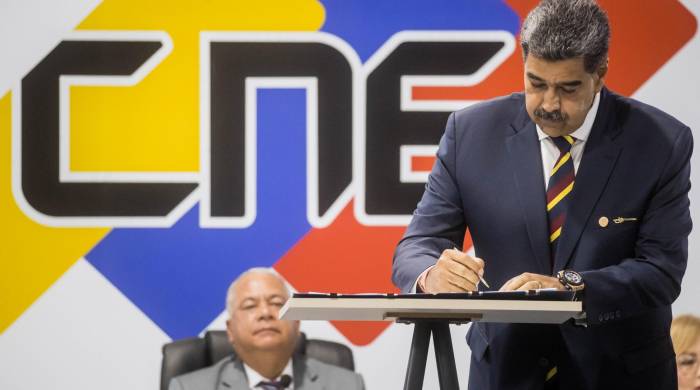 El presidente de Venezuela y candidato a la reelección, Nicolás Maduro, firma un documento en la sede principal del Consejo Nacional Electoral.