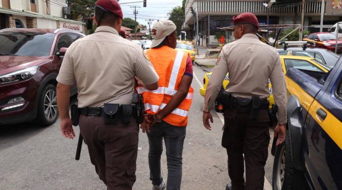 La Alcaldía de Panamá empezó a tomar cartas en el asunto con el arresto de personas involucradas en el cobro ilegal de estacionamientos.