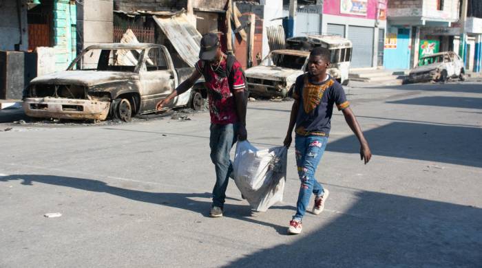Los residentes abandonan sus hogares mientras la violencia de las pandillas se intensifica en Puerto Príncipe, Haití.
