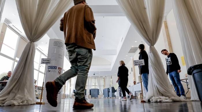 Ciudadanos emiten su voto en el recinto electoral de Park Tavern, en el condado de Fulton, el día de las elecciones en Atlanta, Georgia.