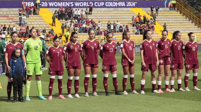 Jugadoras de Venezuela forman en un partido del grupo D de la Copa Mundial Femenina sub-20 en el estadio de Techo en Bogotá, Colombia.