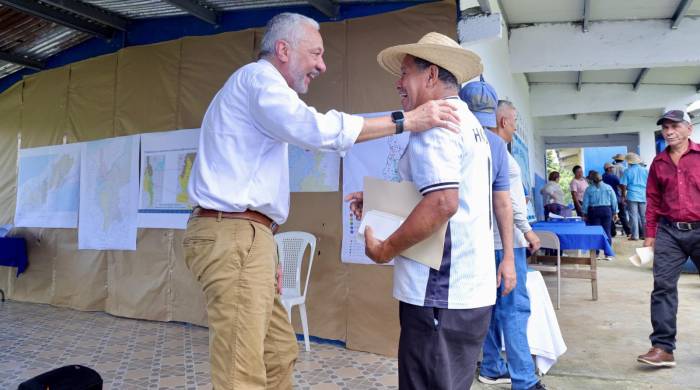 El Canal de Panamá está comprometido con mejorar la calidad de vida en Río Indio, afirmó el administrador del Canal, Ricaurte Vásquez Morales, durante un conversatorio en la comunidad de El Limón, en Chagres.