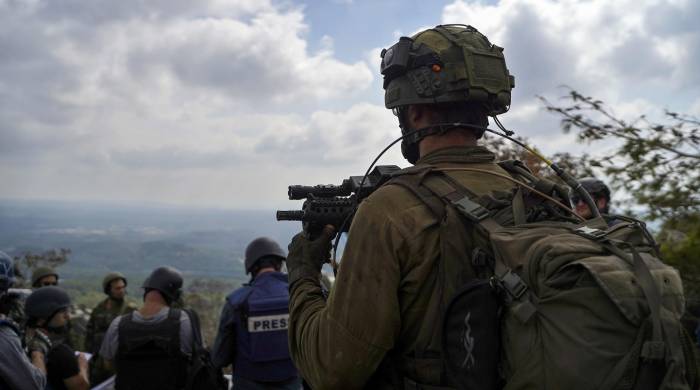 Un soldado de las Fuerzas de Defensa de Israel vigila el horizonte en territorio del sur de Líbano