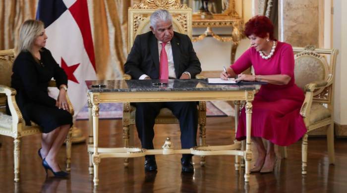 Marylin Vallarino firma el documento que la acredita como gobernadora de la provincia de Panamá Oeste.