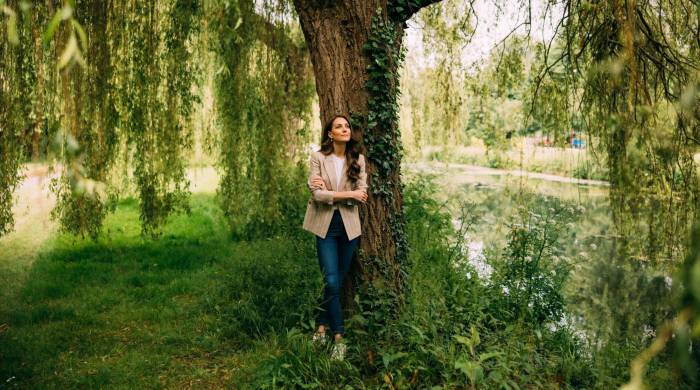 La princesa de Gales, Kate Middleton, posa junto a un árbol, en su residencia de Windsor.