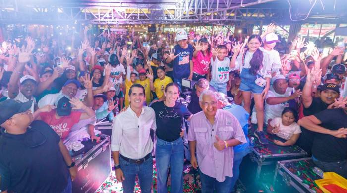 Roux sostuvo un encuentro ante miles de simpatizantes congregados en el Parque Feuillet, en La Chorrera.