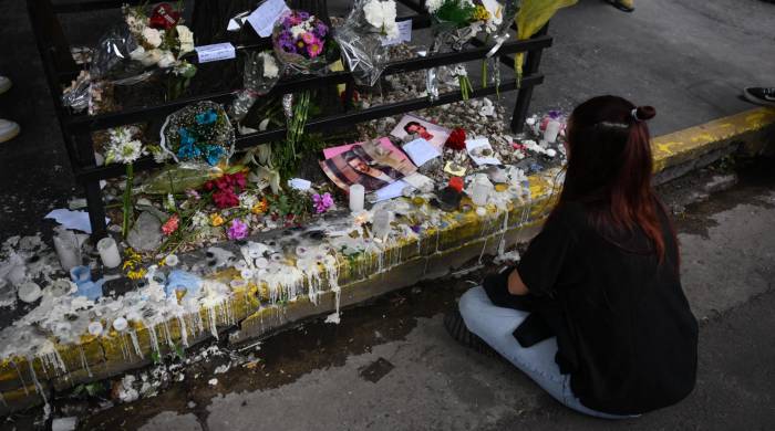 Un fan rinde homenaje al cantante británico Liam Payne frente al hotel donde murió en Buenos Aires el 17 de octubre de 2024.