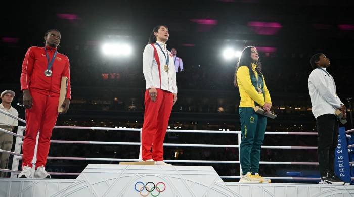 De izq a der.: Atheyna Bibeichi Bylon, Li Qian, Caitlin Parker y Cindy Winner Djankeu Ngamba celebrant sus medallas en la premiación de la categoría de 75 kg.