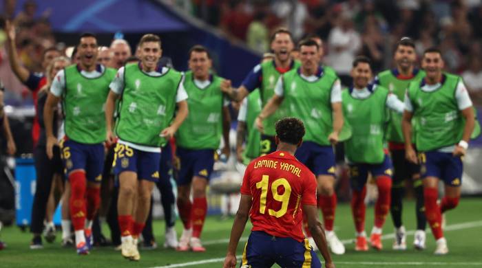 Lamine Yamal celebrando su primer gol con España.