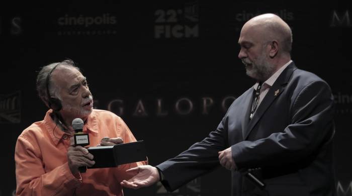 El director de cine estadounidense Francis Ford Coppola (i) recibe una medalla por parte del director general de actividades cinematográficas de la UNAM, Hugo Villa (d), en el marco del Festival Internacional de Cine de Morelia.