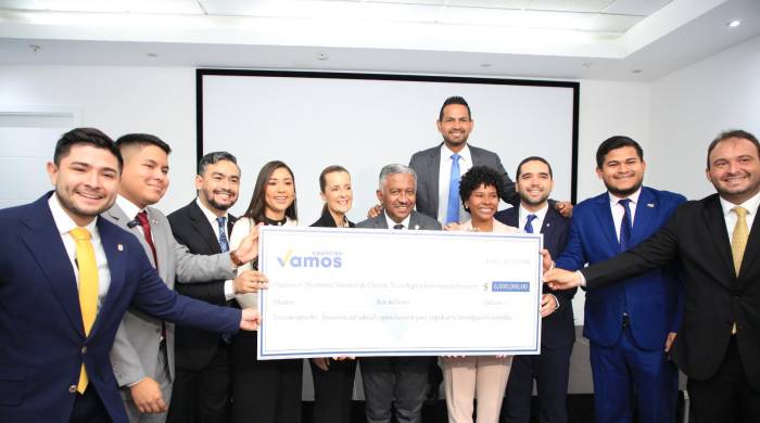 En el acto de entrega de los fondos participaron los diputados de Vamos y el director del Senacyt, Eduardo Ortega Barría.