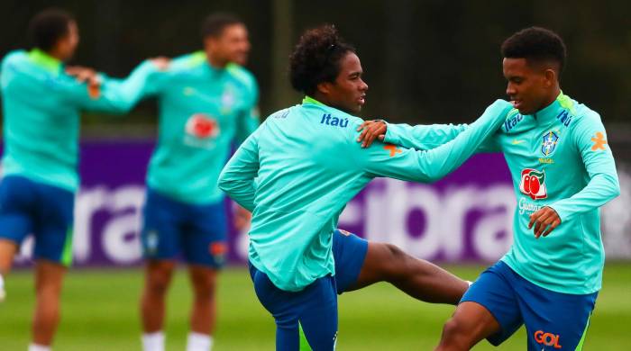 Endrick (c) y Estevão de la selección brasileña de fútbol durante un entrenamiento con Brasil.