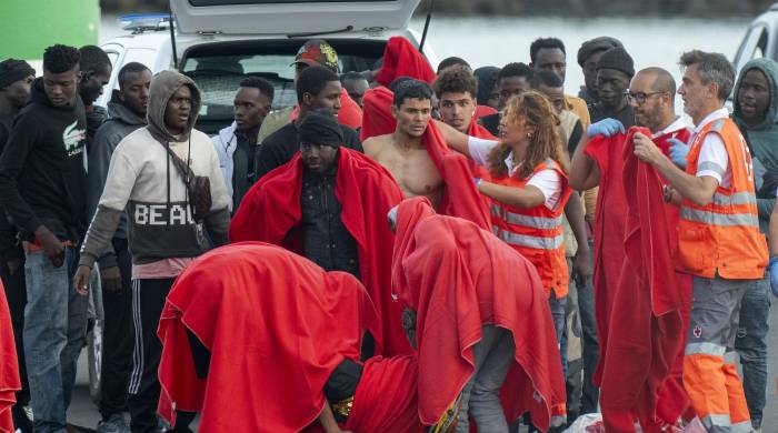 Llegada de inmigrantes al puerto de Arrecife en Lanzarote este domingo.